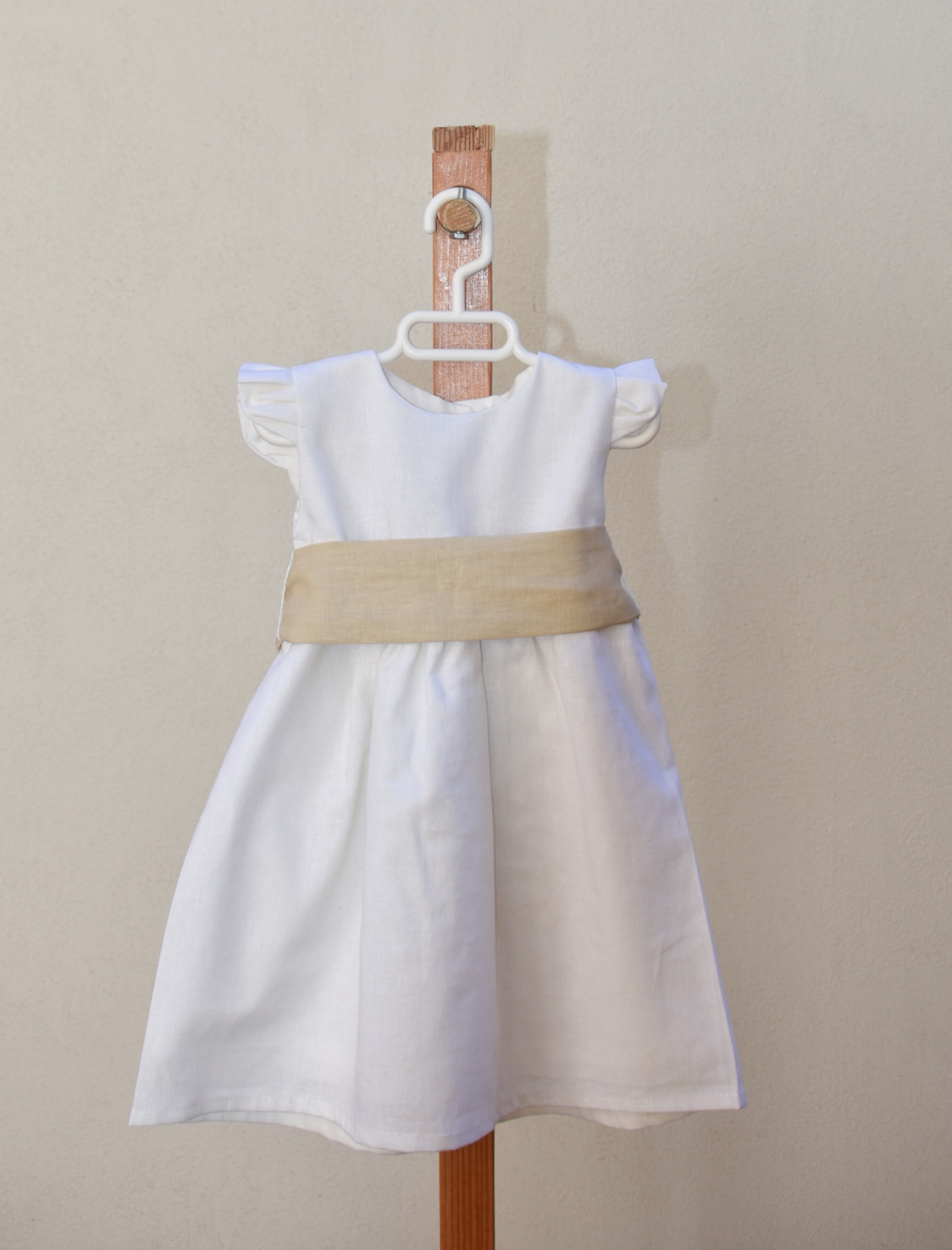 VESTIDO SIN MANGA CON OLAN (NIÑA)